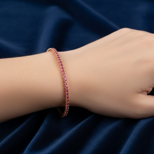 Dettaglio incastonatura rubini su bracciale tennis in oro rosa 750 peso 7,00g su astuccio effetto onda.