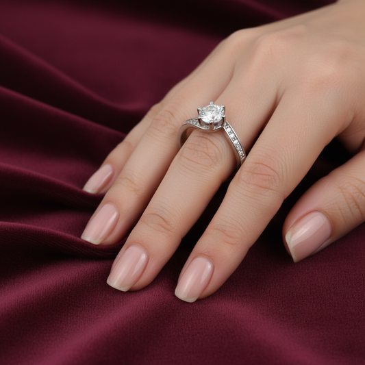 Dettaglio punzone e montatura anello oro 750 da 3,69 grammi su velluto bordeaux.