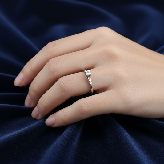 Dettaglio della montatura del solitario in oro 750 peso 2,00g su velluto bordeaux a onde.