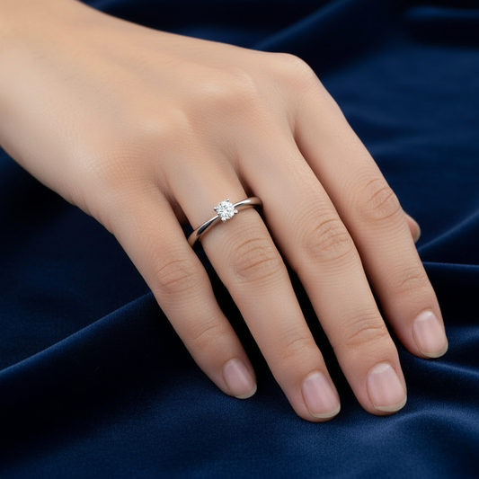 Dettaglio della montatura del solitario in oro 750 peso 2,20g su astuccio effetto onda.