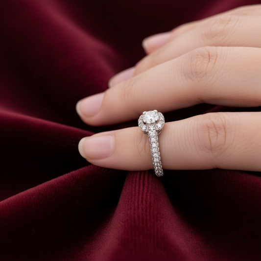 Dettaglio zirconi laterali e castone 6 griffe oro bianco 750 su velluto bordeaux.