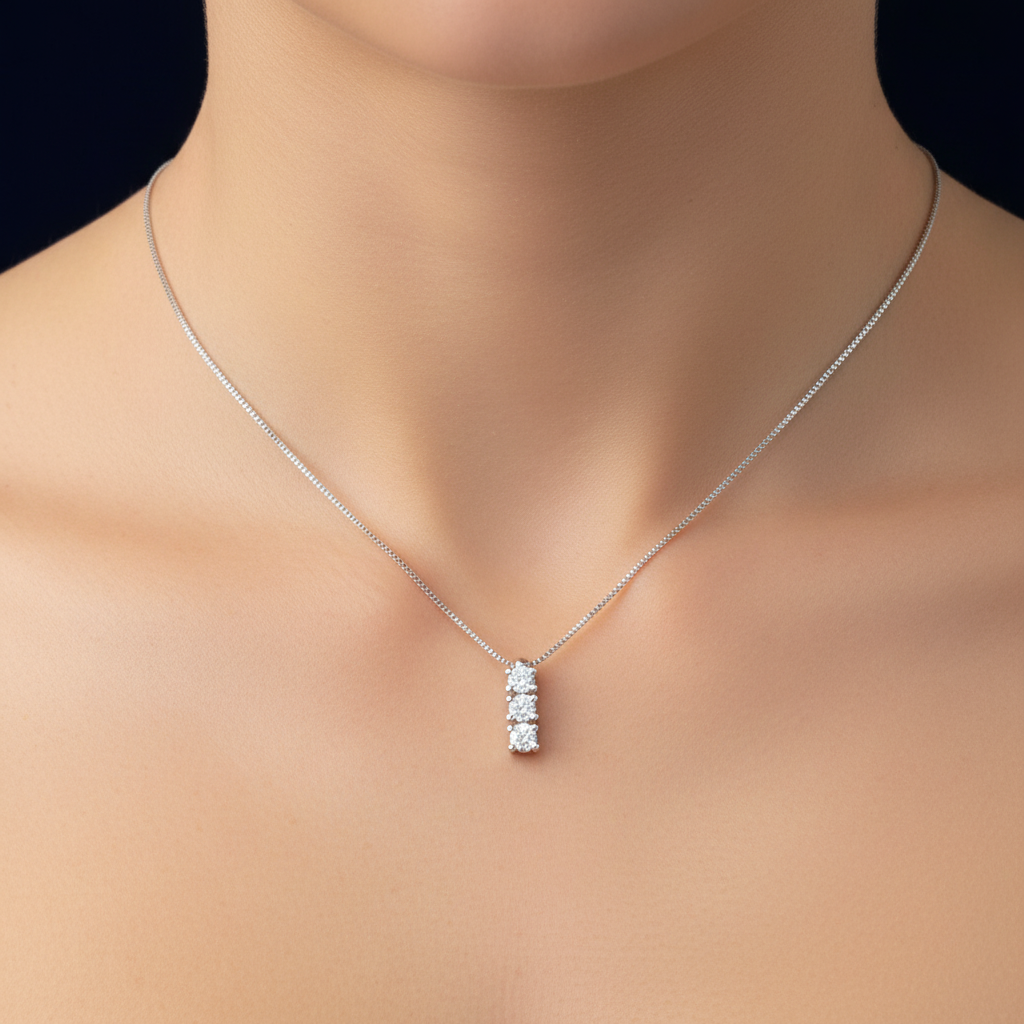 Particolare delle tre pietre naturali della collana Trilogy Art MiD con montatura a griffe.