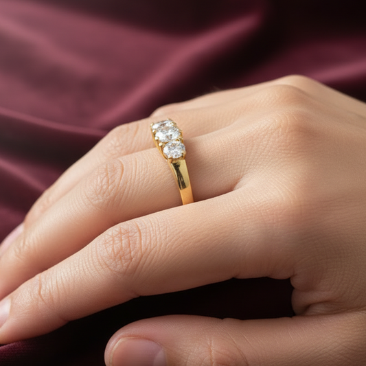 Dettaglio montatura trilogy in oro giallo 750 peso 3,30 grammi su velluto bordeaux.