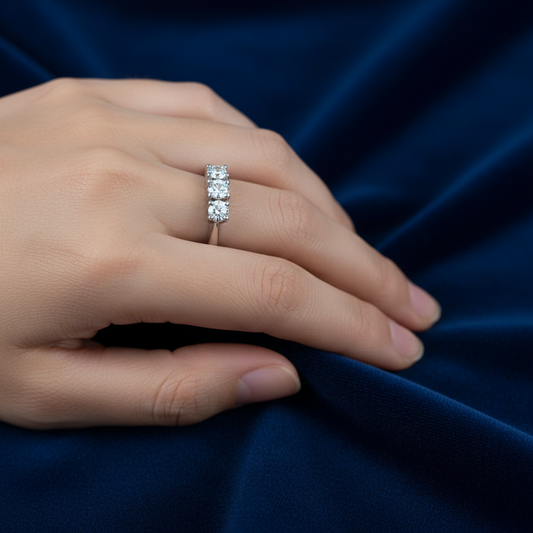 Dettaglio montatura a tre pietre Trilogy in oro 750 peso 2,50g su astuccio effetto onda.