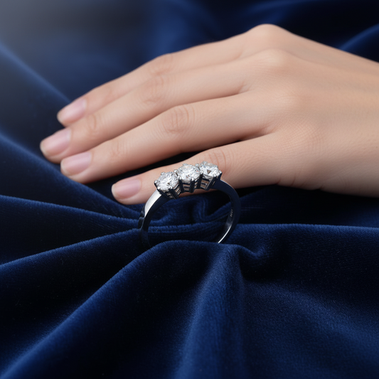 Dettaglio montatura a tre pietre Trilogy in oro 750 peso 3,50g su astuccio effetto onda.