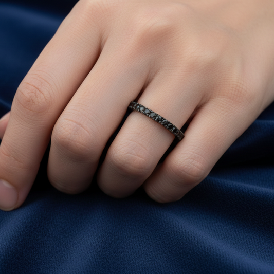 Dettaglio incastonatura diamanti neri su veretta in oro 750 peso 1,40g su astuccio effetto onda.