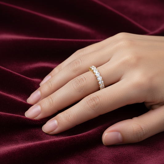 Dettaglio montatura veretta oro giallo 750 peso 2,30g su velluto bordeaux a onde.