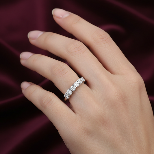 Dettaglio montatura a 7 pietre in oro bianco 750 peso 2,30 grammi su velluto bordeaux.