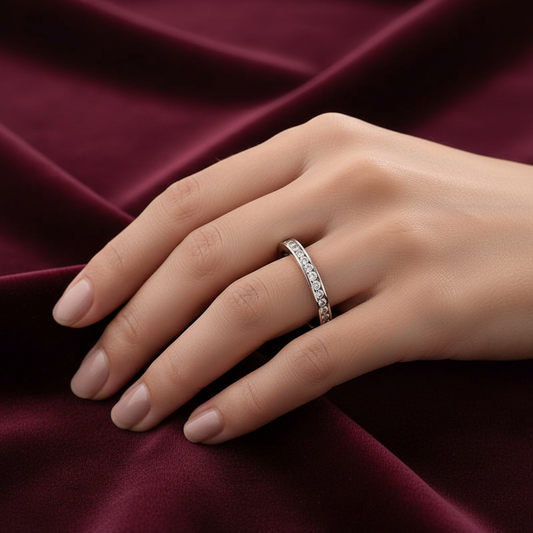 Dettaglio montatura veretta oro bianco 750 su sfondo velluto bordeaux effetto onda.