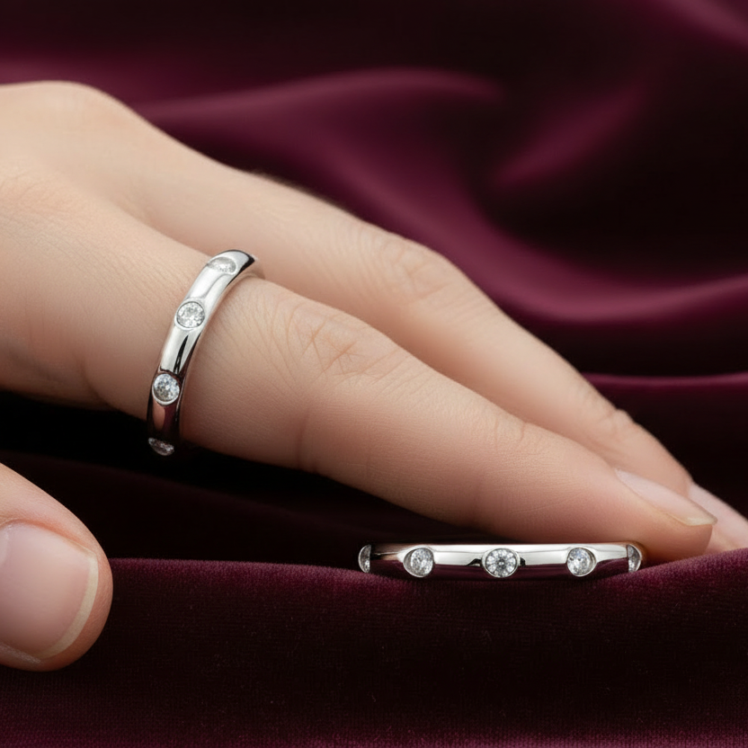 Fede nuziale in oro bianco 18kt con diamanti naturali su velluto bordeaux a onde.