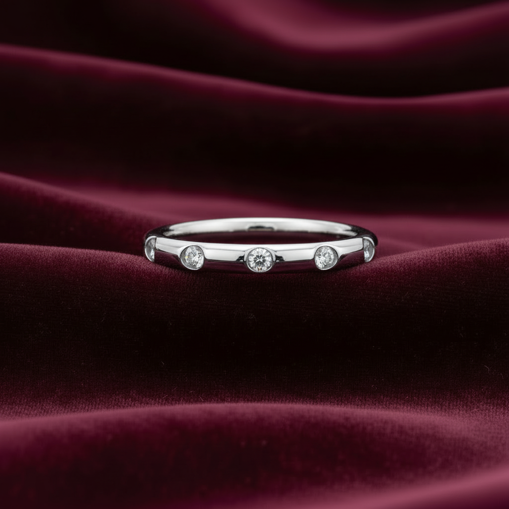 Fede nuziale in oro bianco 18kt con diamanti naturali su velluto bordeaux a onde