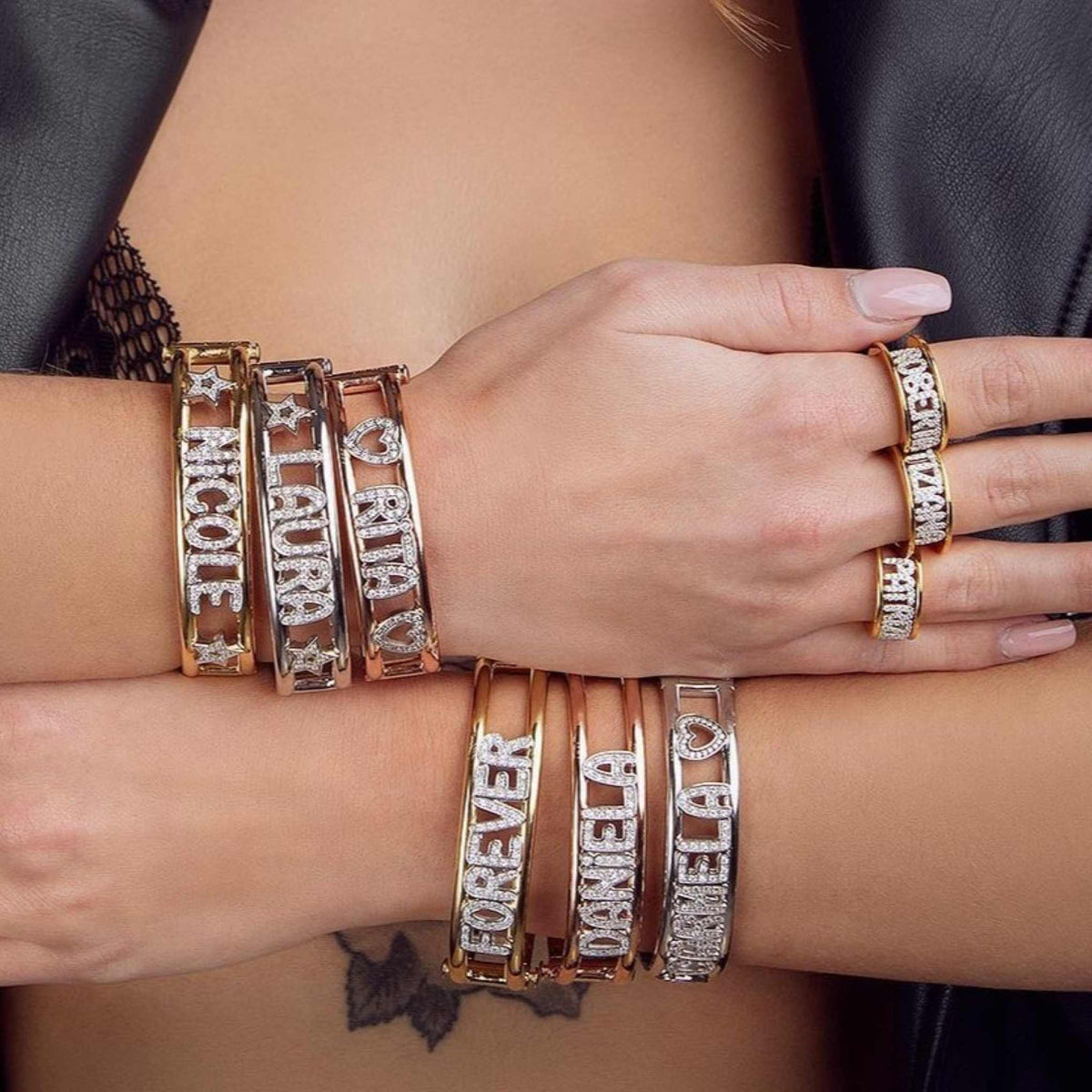Varianti di colore manetta rigida ArtMID: argento rodiato, oro giallo e oro rosa con scritte in zirconi.