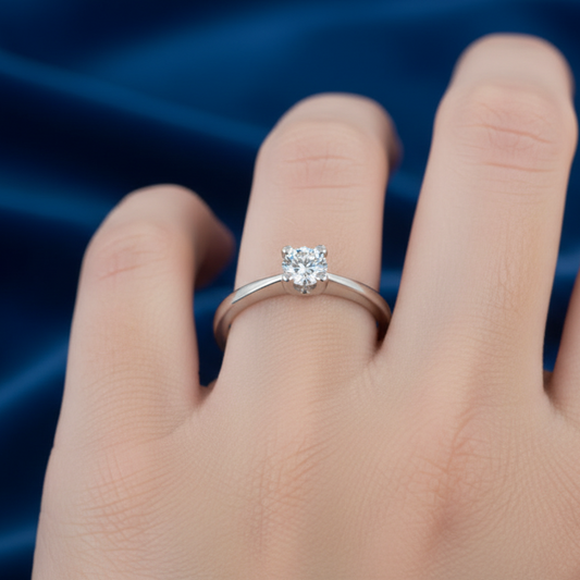 Anello solitario in oro bianco 18kt con diamante naturale taglio brillante da 0.22 carati collezione ArtMID Gioielli