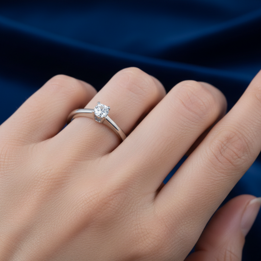 Anello solitario minimalista in oro bianco 18kt con piccolo diamante naturale taglio brillante ArtMID Gioielli