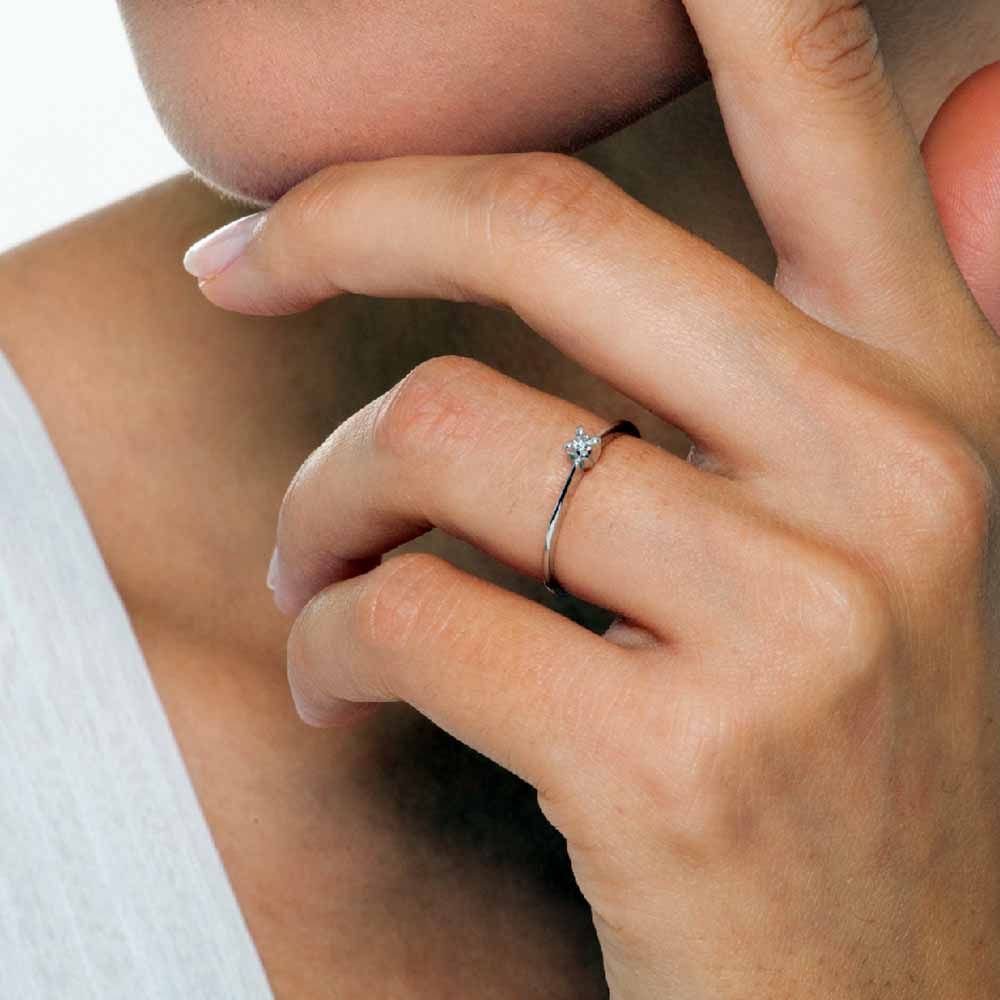 Dettaglio diamante sintetico lab-grown 0.08 ct F-IF su montatura artigianale italiana