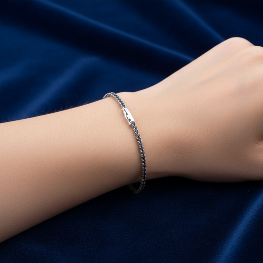 Dettaglio della flessibilità e della montatura in oro 18kt del bracciale tennis con diamanti neri Art MiD.