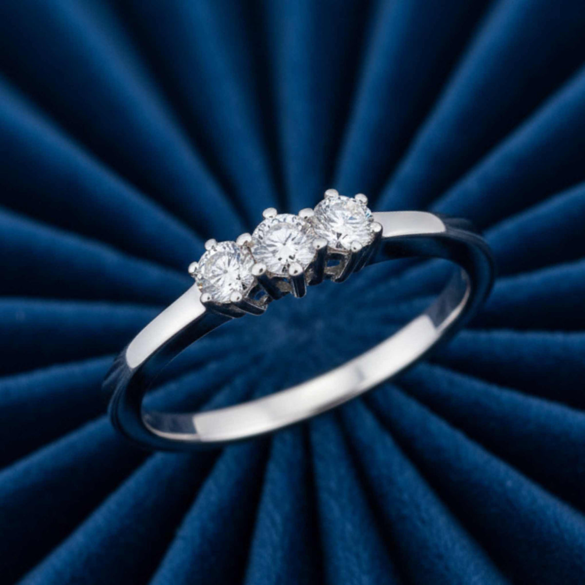 Inquadratura verticale dell'anello Trilogy che mostra il design del castone e la brillantezza dei diamanti naturali.