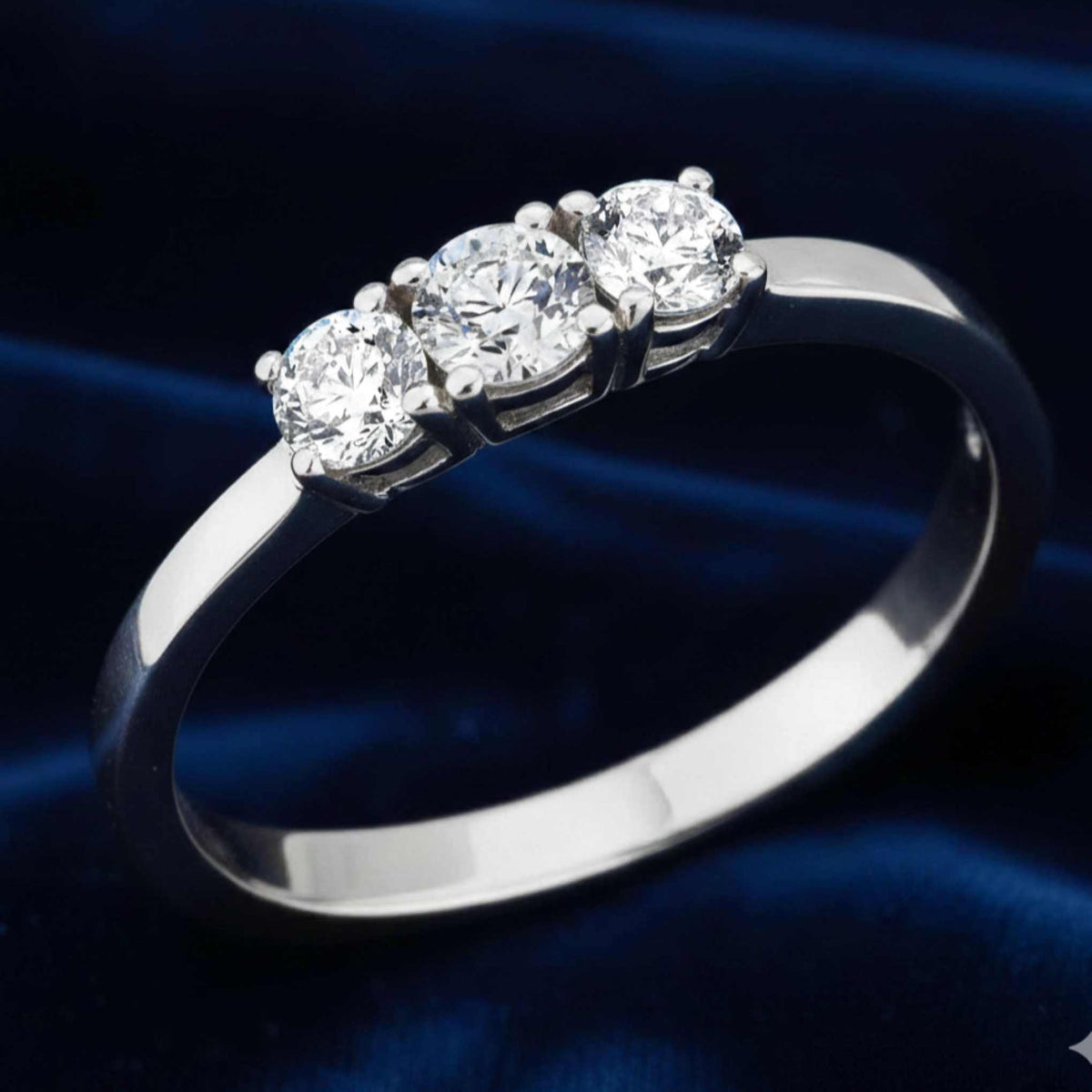 Inquadratura verticale dell'anello Trilogy ArtMID che esalta la montatura e la brillantezza dei diamanti.