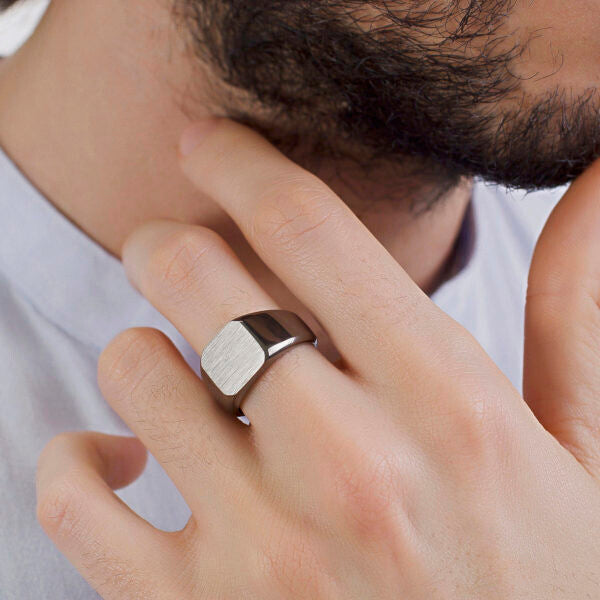 Anello a sigillo uomo in oro giallo 18kt con incisione artigianale - Art MID Gioielli