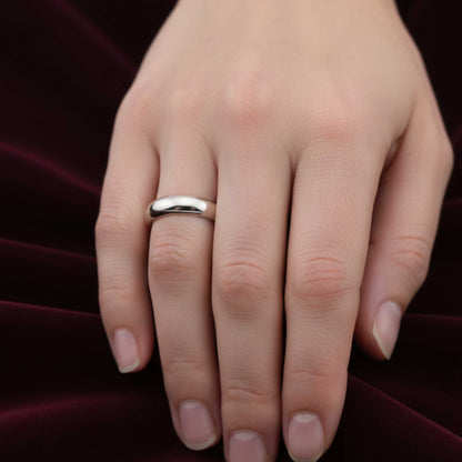 Fede classica in oro bianco 18kt larghezza 3mm indossata al dito.
