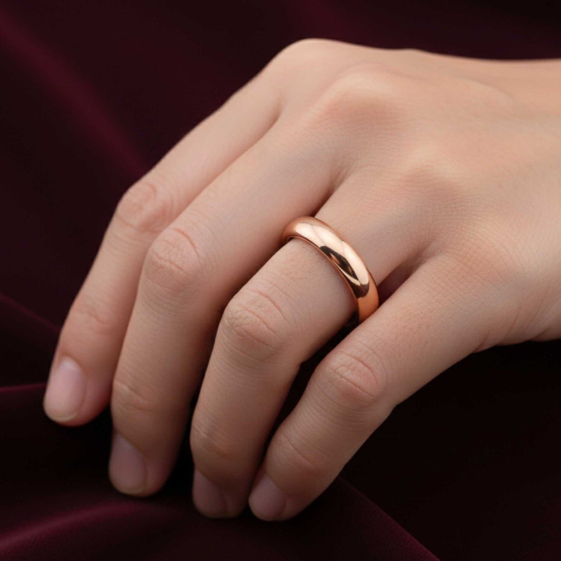 Fede classica in oro giallo 18kt larghezza 3mm indossata al dito.