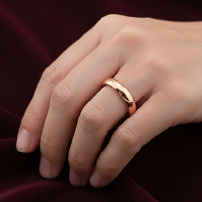 Fede classica in oro giallo 18kt larghezza 3mm indossata al dito.