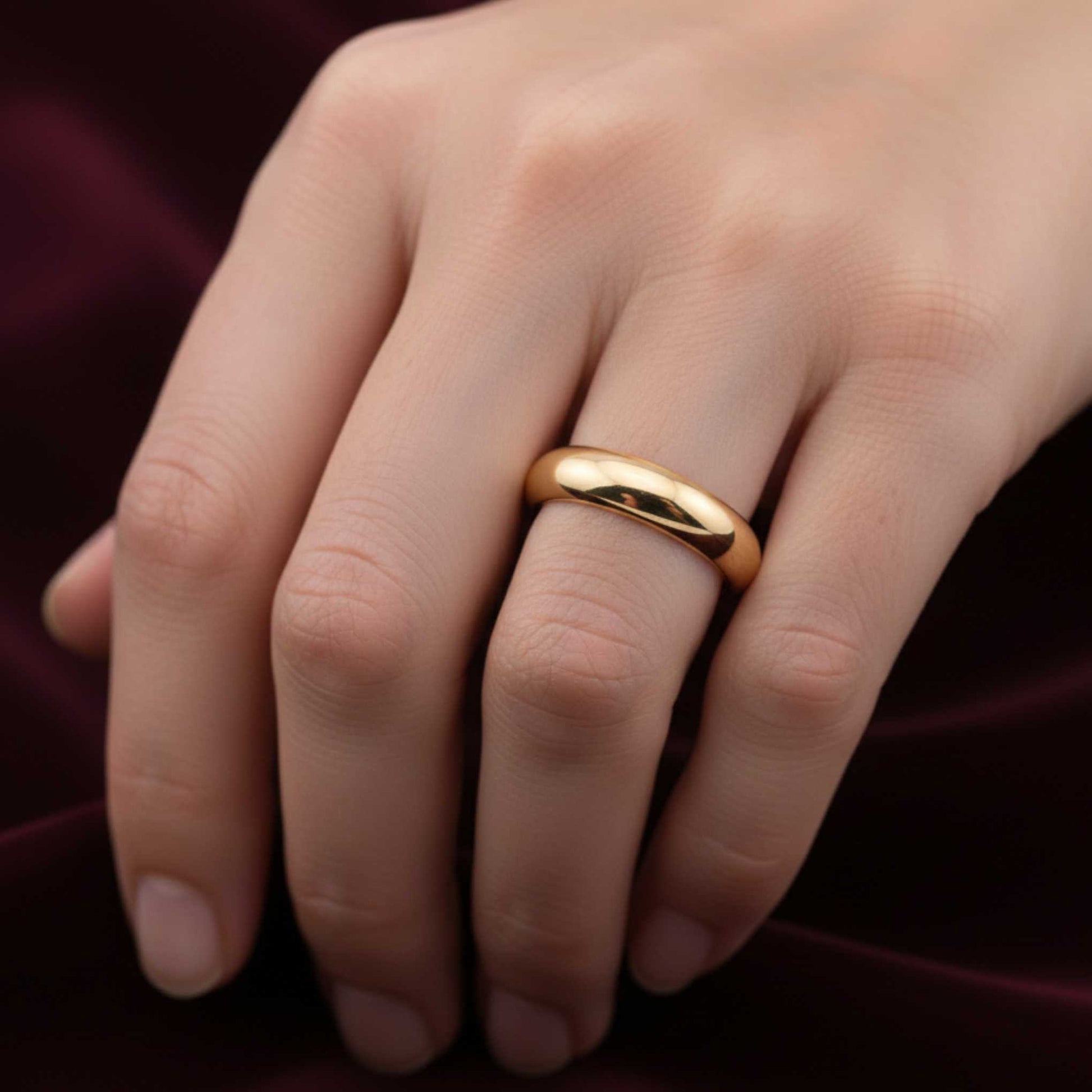 Fede classica in oro rosato 9kt larghezza 3mm indossata al dito.
