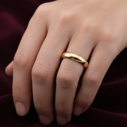 Fede classica in oro rosato 9kt larghezza 3mm indossata al dito.