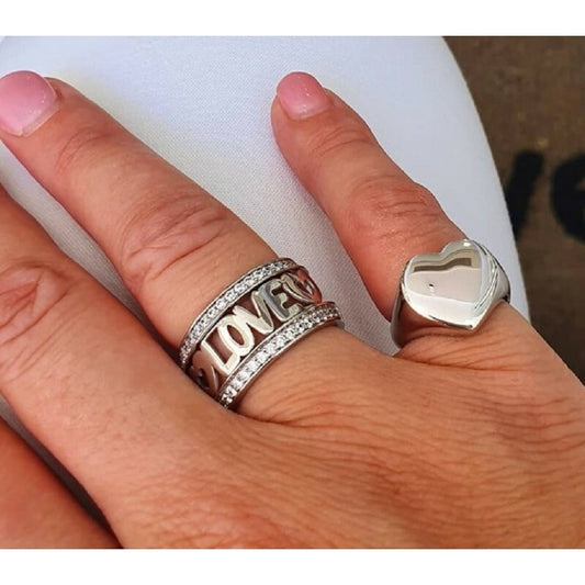 Dettaglio nome personalizzato su anello argento 925