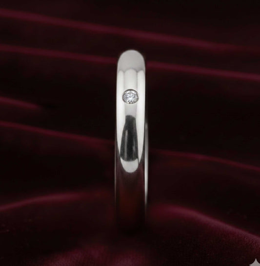 Dettaglio diamante incastonato 0.03ct G-VS su fede in oro 18kt.