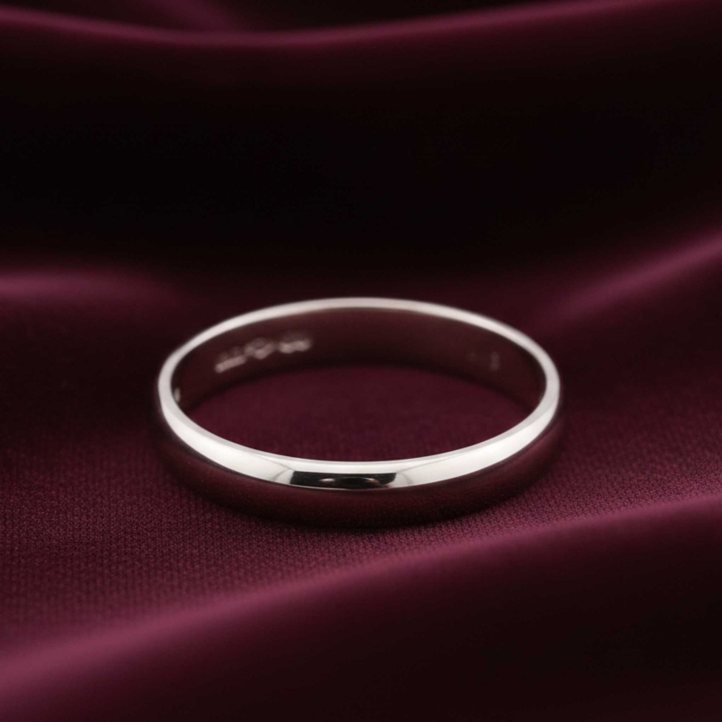 Fede nuziale in oro bianco 18kt 750 Art MiD gioielli, spessore 1.3mm su velluto elegante.