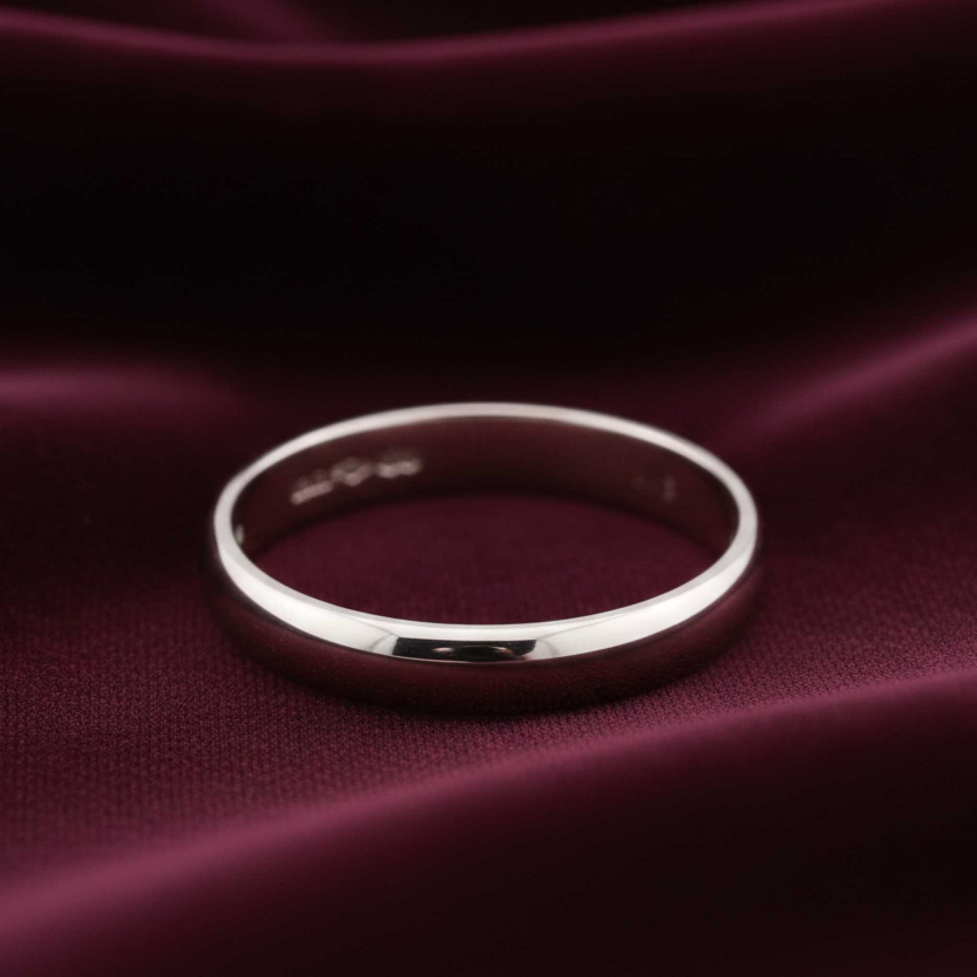 Fede nuziale in oro bianco 18kt 750 Art MiD gioielli, spessore 1.3mm su velluto elegante.