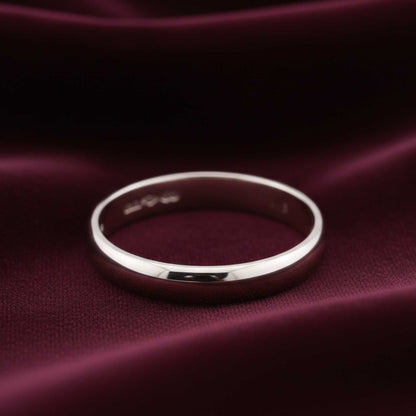 Fede nuziale in oro bianco 18kt 750 Art MiD gioielli, spessore 1.3mm su velluto elegante.