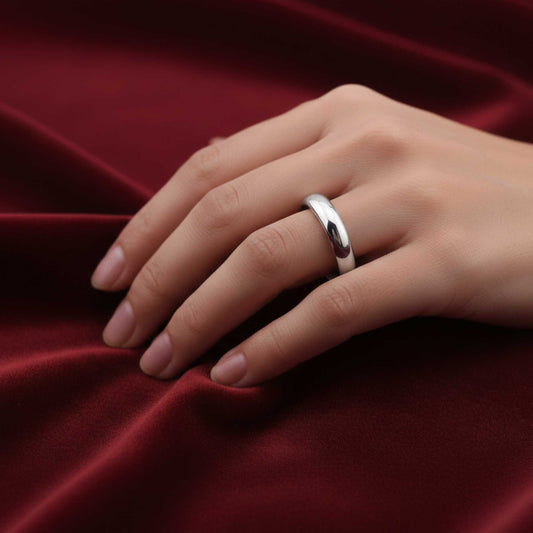 Fede classica oro bianco 18kt indossata, anello matrimonio Art MiD gioielli con incisione interna.