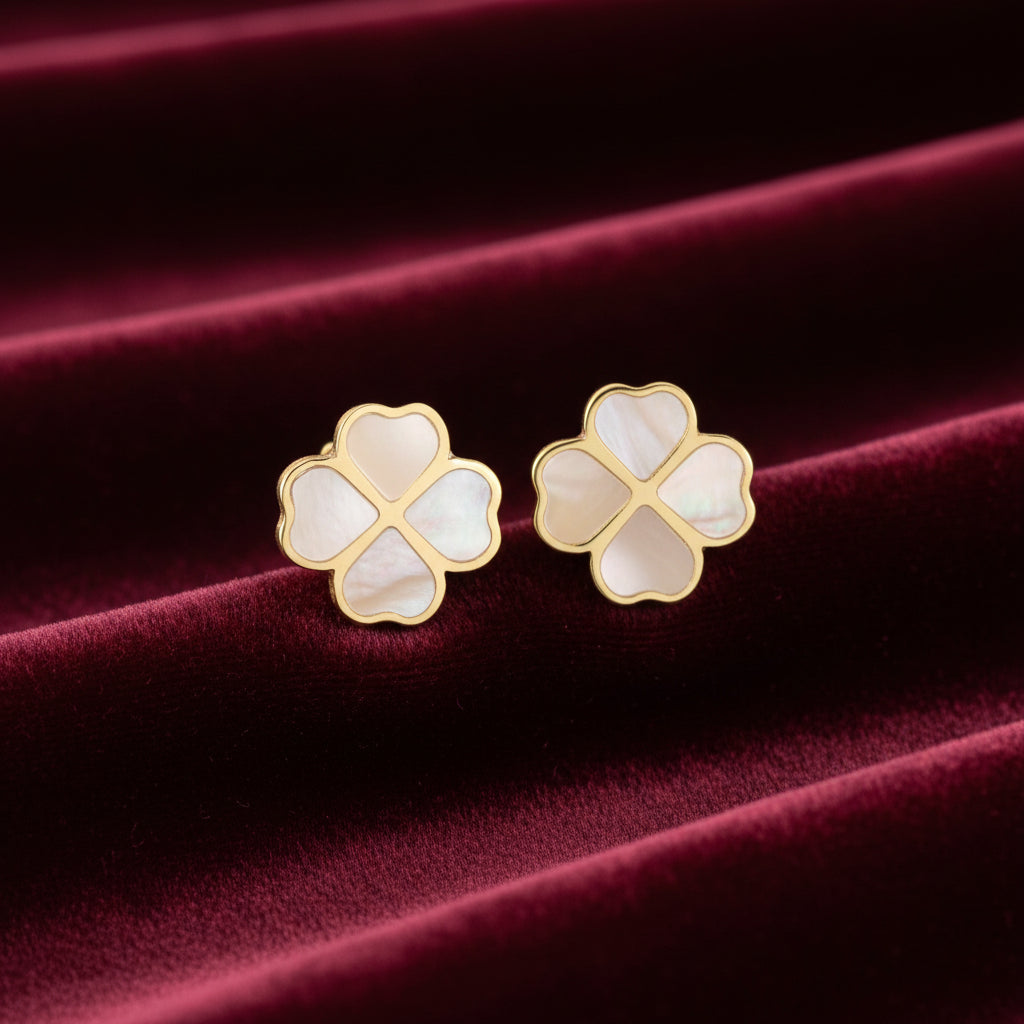 Scopri gli orecchini a quadrifoglio Art MID Gioielli in oro giallo 18kt. Oro 750 garantito, peso 1,00g. Un simbolo di fortuna elegante e prezioso.