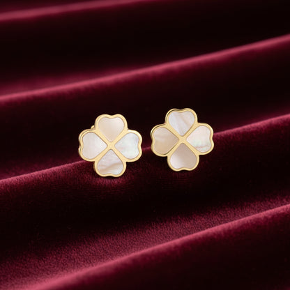 Scopri gli orecchini a quadrifoglio Art MID Gioielli in oro giallo 18kt. Oro 750 garantito, peso 1,00g. Un simbolo di fortuna elegante e prezioso.