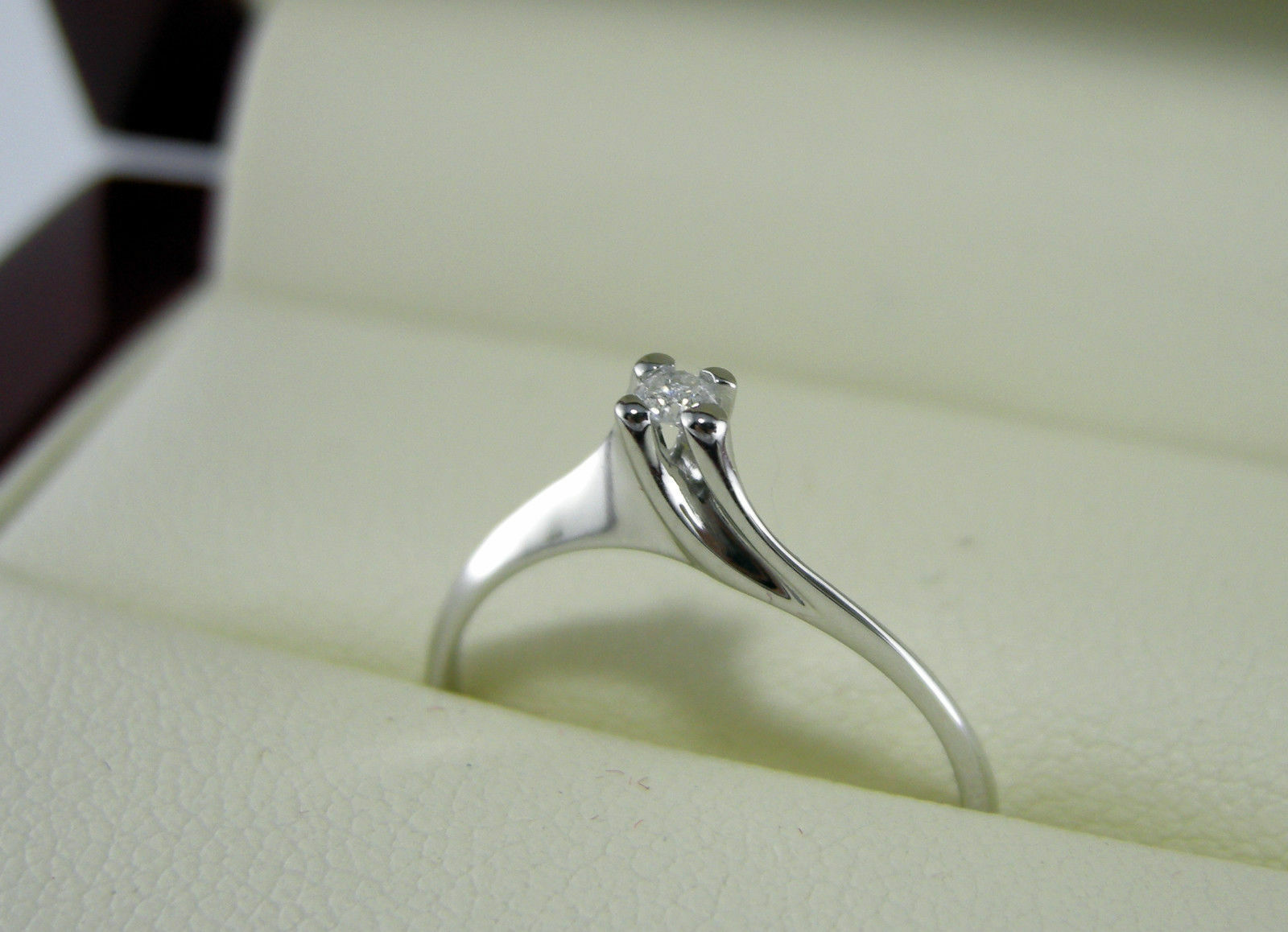 Dettaglio diamante 0.03 ct colore G purezza VS su montatura Valentino in oro bianco 750