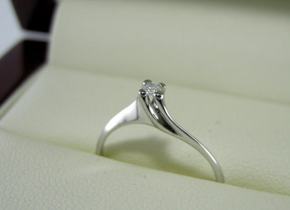 Dettaglio diamante 0.03 ct colore G purezza VS su montatura Valentino in oro bianco 750