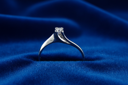 Anello Solitario "Valentino" in Oro Bianco 18kt con Diamante 0.10 ct