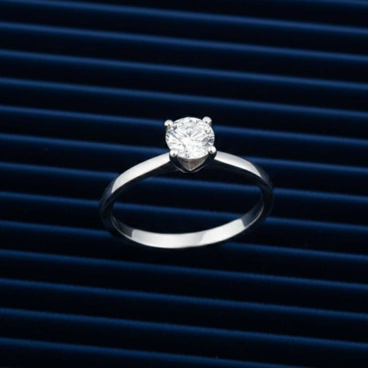 Anello solitario Artmid in oro bianco 18kt con diamante lab-grown 0.50 ct, disteso su velluto blu radiale.