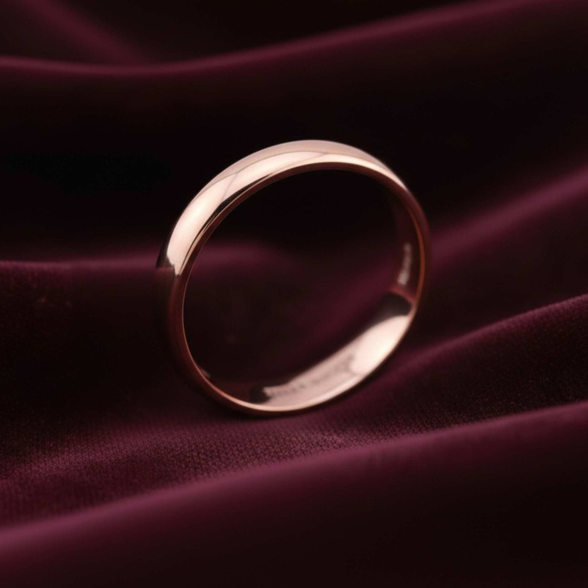 Anello fede nuziale in oro rosa 18kt modello classico Art MiD gioielli, dettaglio su velluto scuro.