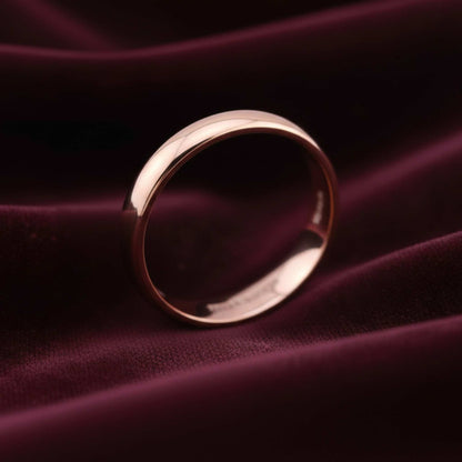 Anello fede nuziale in oro rosa 18kt modello classico Art MiD gioielli, dettaglio su velluto scuro.
