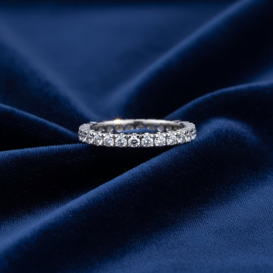 Anello eternity a griffe in oro bianco 18kt con diamanti naturali 0,75ct Art MID Gioielli.