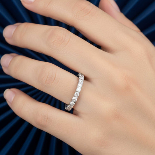 Elegante anello Eternity da 1.60 ct indossato, esempio di lusso etico e brillantezza infinita.