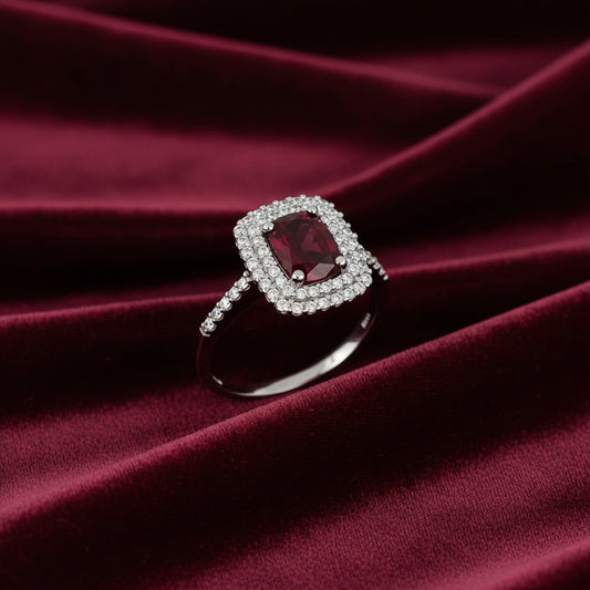 Anello modello Kate in oro bianco 18kt con pietra rossa ovale e zirconi Art MID Gioielli.