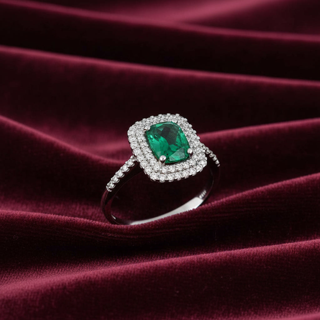 Anello modello Kate in oro bianco 18kt con pietra verde e zirconi Art MID Gioielli.
