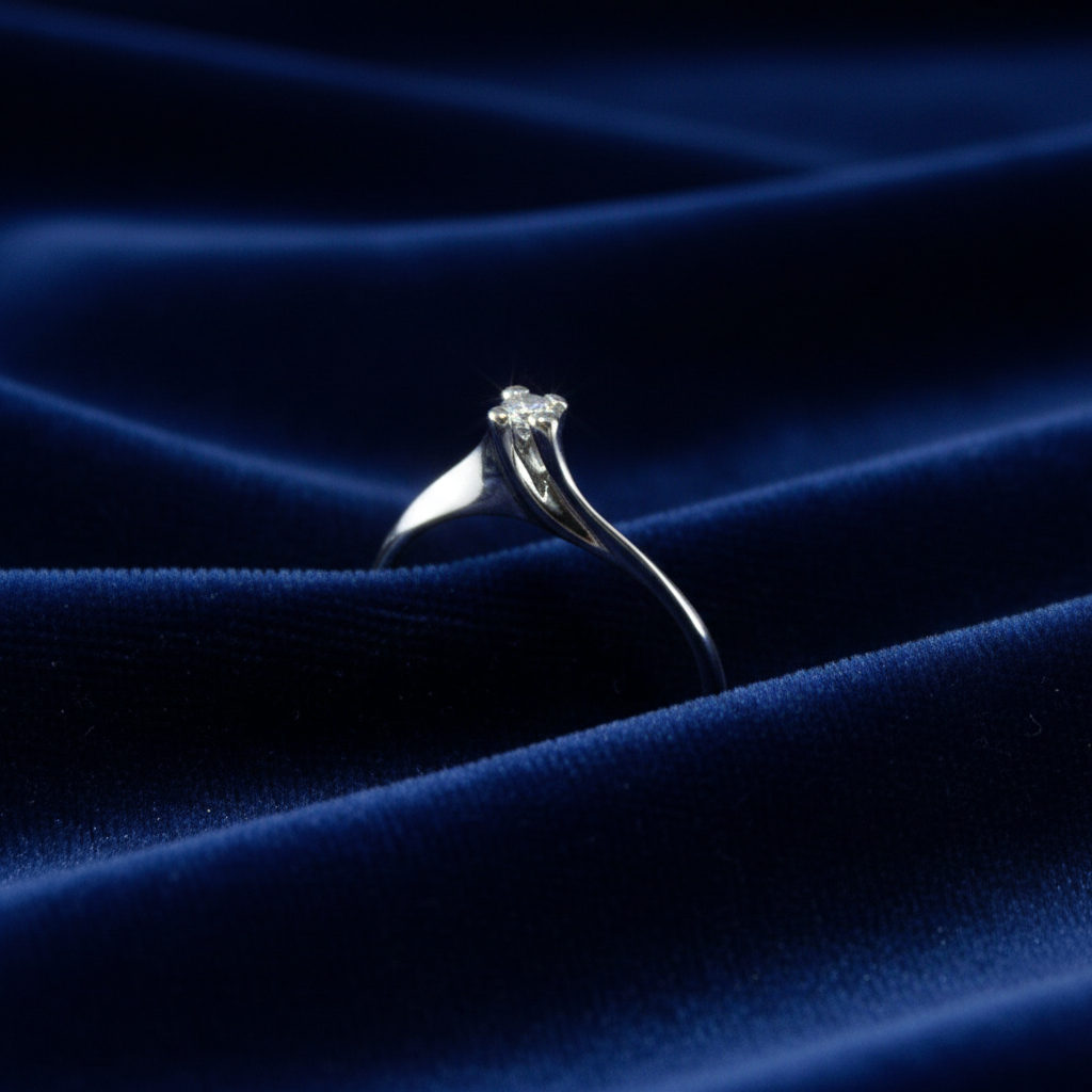Anello solitario in oro bianco 18kt con diamante naturale da 0,07 carati Art MID Gioielli.