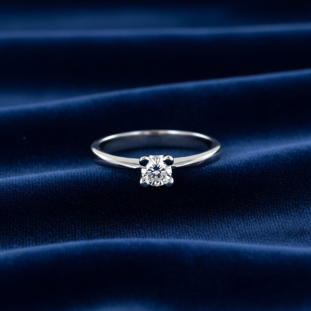 Anello solitario in oro bianco 18kt con diamante naturale da 0,12 carati Art MID Gioielli.
