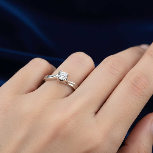 Visione completa dell'anello solitario moderno alzato in verticale, diamante lab-grown certificato su sfondo blu.