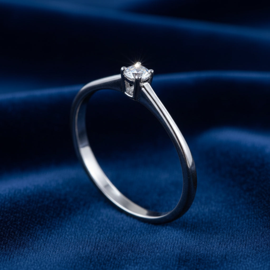 Anello solitario minimalista in oro bianco 18kt con piccolo diamante naturale taglio brillante ArtMID Gioielli